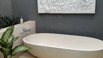 Shower, pancuran hujan, perlengkapan mandi gratis, dan handuk