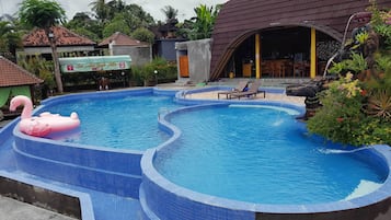 4 piscinas al aire libre, sillones reclinables de piscina