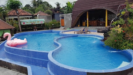 4 outdoor pools, sun loungers