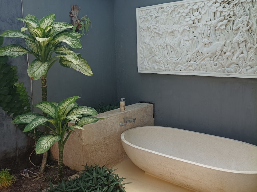 Shower, rainfall showerhead, free toiletries, towels
