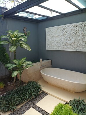 Shower, rainfall showerhead, free toiletries, towels