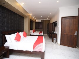 高档床上用品、迷你吧、客房内保险箱、办公桌