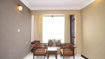 Family Room | Premium bedding, minibar, in-room safe, desk