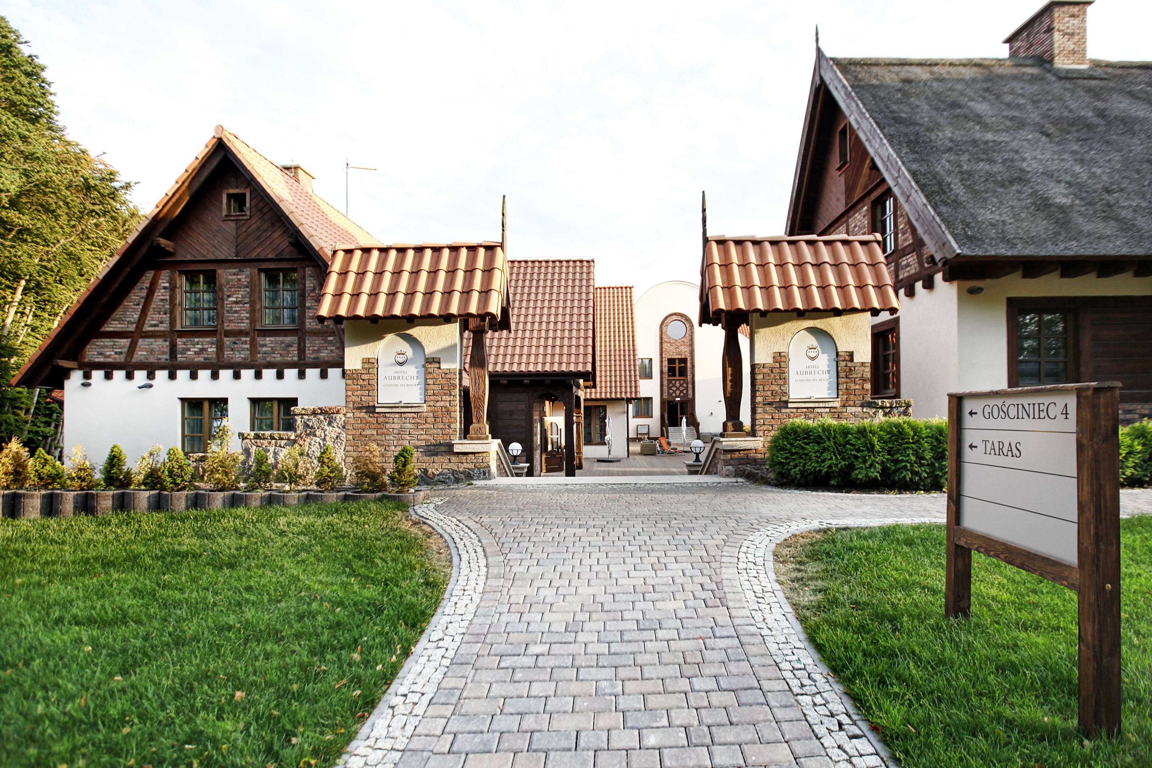 Un edificio de estilo europeo tradicional con un camino de adoquines que lleva a la entrada.