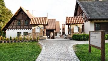 Un edificio de estilo europeo tradicional con un camino de adoquines que lleva a la entrada.
