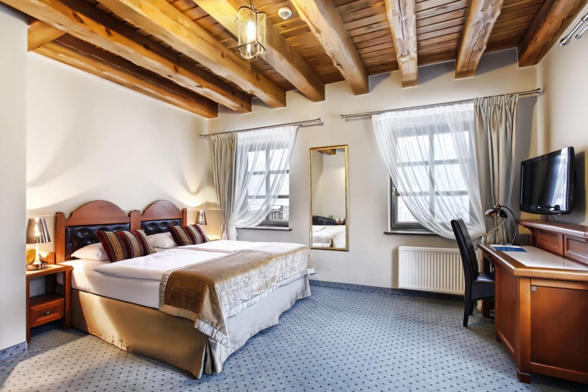 comfort double or twin room (in a guesthouse) | premium bedding, minibar, in-room safe, desk