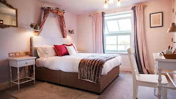 Escrivaninha, cortinas blackout, ferros/tábuas de passar roupa