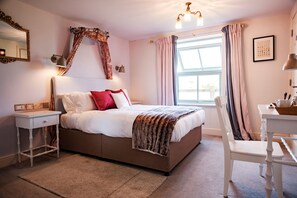 Una scrivania, tende oscuranti, ferro/asse da stiro, Wi-Fi gratuito