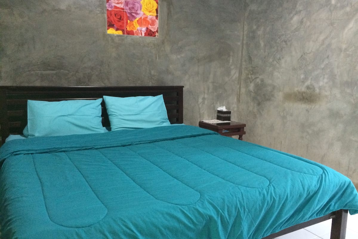 Rollaway beds (surcharge), WiFi (free)