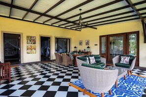 아침 식사, 점심 식사, 저녁 식사 제공, 현지 요리