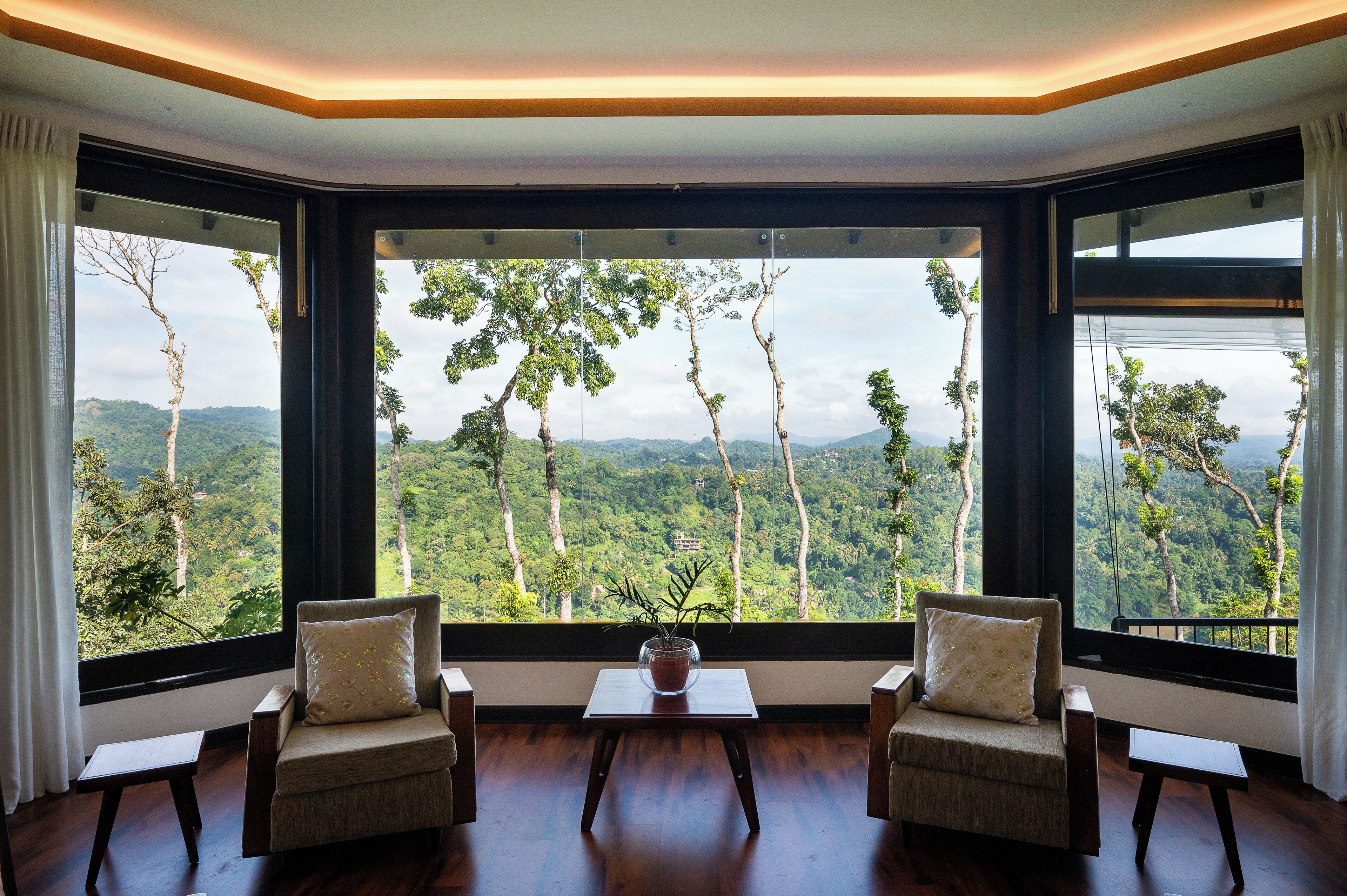 Bungalow de lujo, piscina privada, vistas al jardín | Zona de estar | Televisión LED de 55 pulgadas con canales por satélite, una televisión