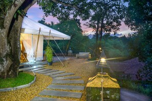 Telt – royal (Luxury Tented) | Sengetøy i egyptisk bomull, dundyner og memory foam-senger