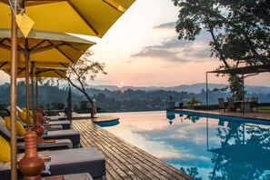 Una piscina al aire libre, tumbonas