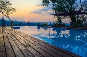 Una piscina al aire libre, sillones reclinables de piscina