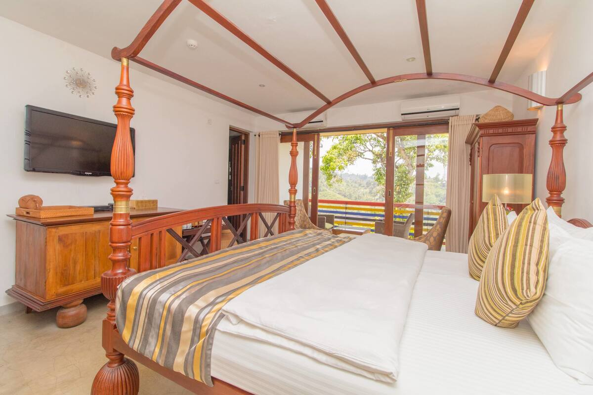 Deluxe Room (Lemongrass) | Egyptian cotton sheets, down comforters, memory foam beds