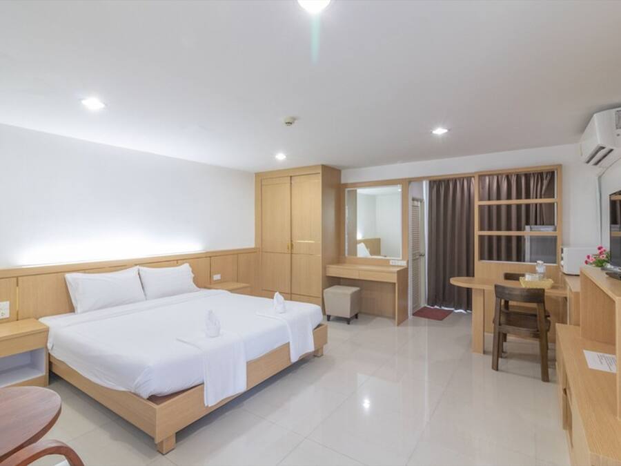 Minibar, desk, free WiFi