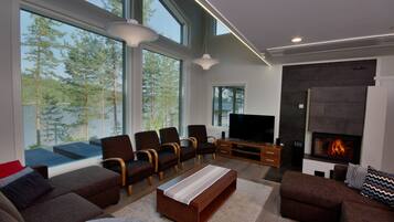 Auringonsilta | Desk, iron/ironing board, rollaway beds