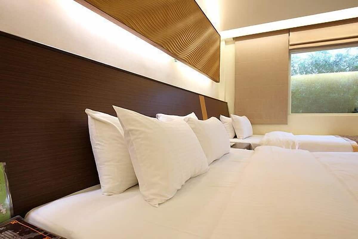 quadruple room, garden view | 1 bedroom, in-room safe, desk, soundproofing