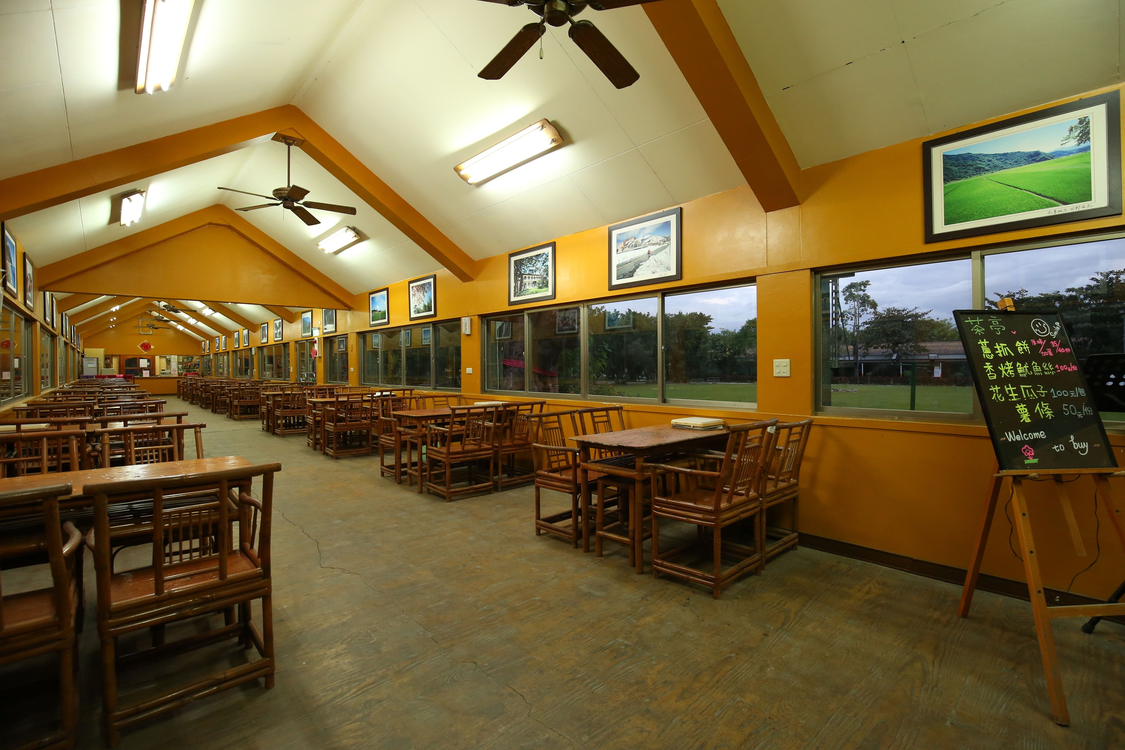 breakfast, lunch, dinner served; chinese cuisine