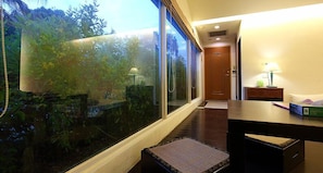 32-inch LCD TV with cable channels, TV - Yi Yuan Resort (Shoufeng)