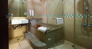 Kostenlose Toilettenartikel, Haartrockner, Hausschuhe, Handtücher