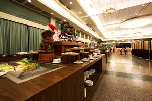 Breakfast, lunch, dinner served; Chinese cuisine - Yi Yuan Resort (Shoufeng)