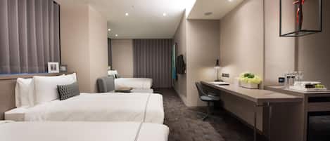 Suite | Seprai premium, brankas, meja kerja, dan tirai kedap cahaya