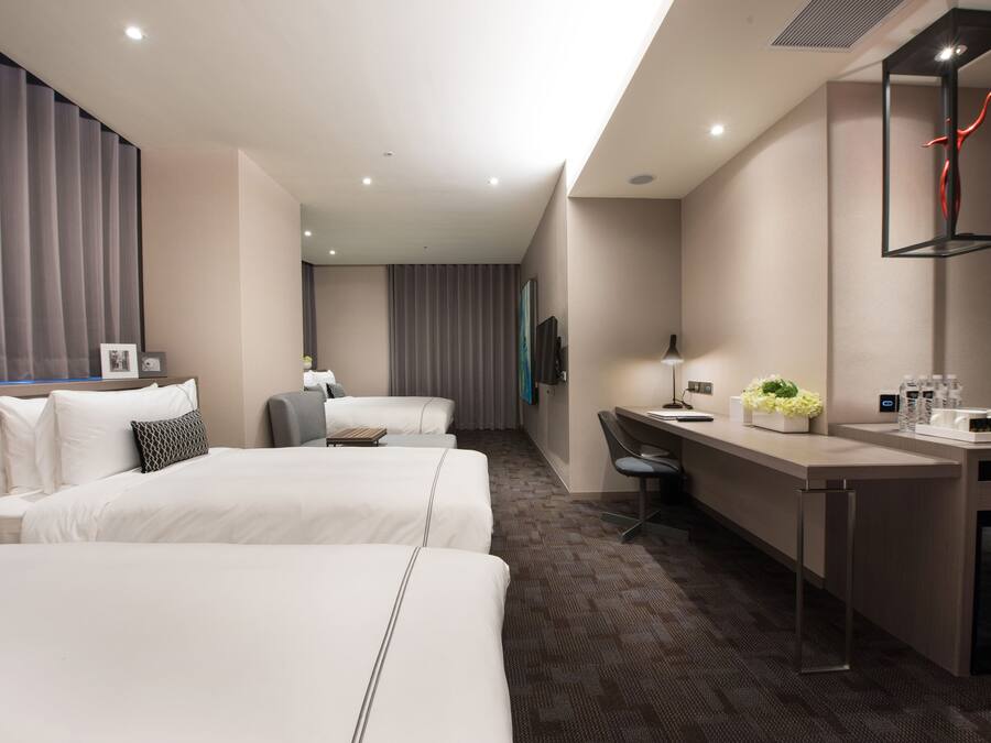 Suite | Premium-sengetøj, pengeskab på værelset, skrivebord