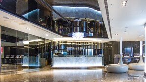 A modern lobby with a marble floor, a reception desk, and a large chandelier. - Hotel rêve Taichung (Taichung)