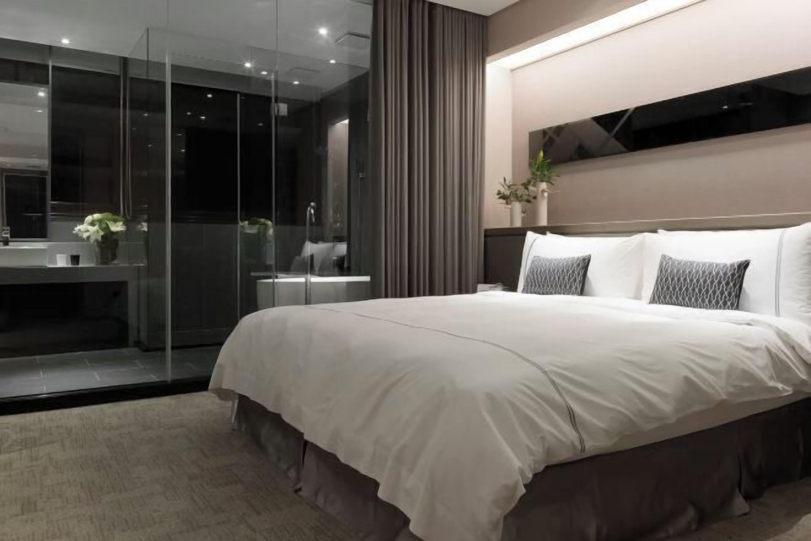 เครื่องนอนระดับพรีเมียม, ตู้นิรภัยในห้องพัก, โต๊ะทำงาน, ผ้าม่านกันแสง