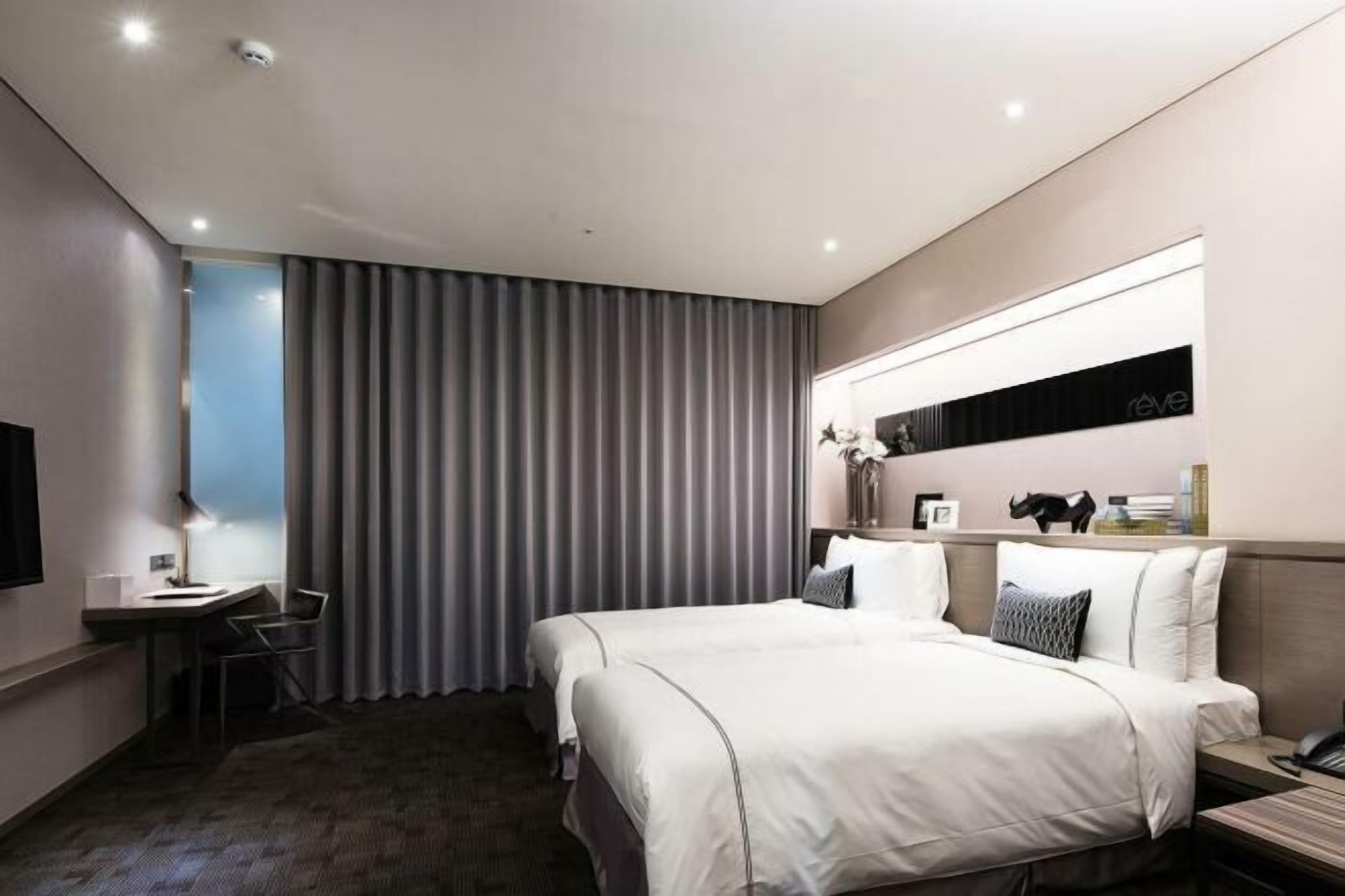 เครื่องนอนระดับพรีเมียม, ตู้นิรภัยในห้องพัก, โต๊ะทำงาน, ผ้าม่านกันแสง