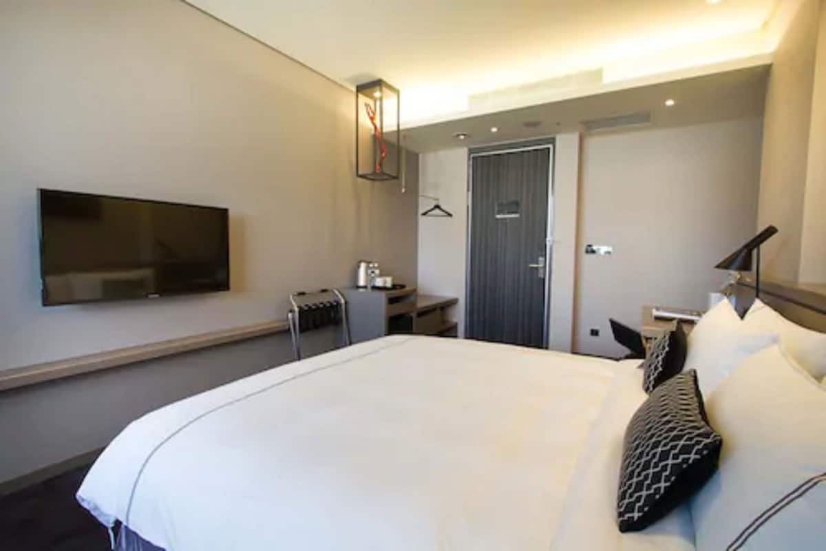 Chambre Double Standard | Literie de qualité supérieure, coffres-forts dans les chambres, bureau