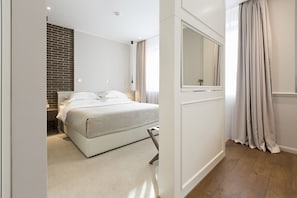 Junior Suite | ミニバー、セーフティボックス (室内)、デスク、防音設備