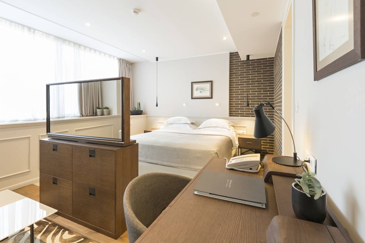 junior suite  | television