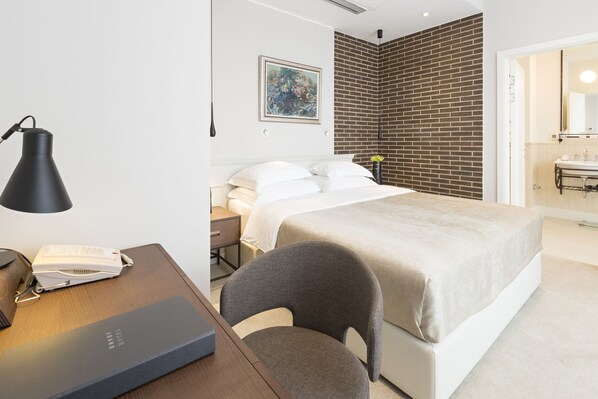 Executive Suite | Minibar, in-room safe, desk, soundproofing