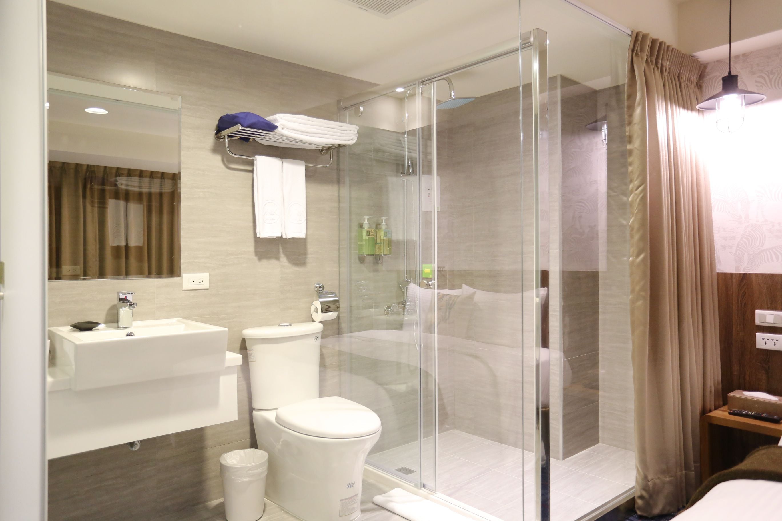 standard double room | bathroom | shower, free toiletries, hair dryer, slippers