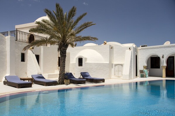 Indoor pool, outdoor pool, pool umbrellas, sun loungers - Maison Leila (Mezraia)