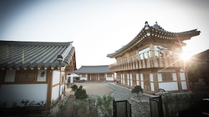 A traditional Japanese building with a tiled roof and wooden structure. - Happy Village Syeobul Guesthouse (Gyeongju)