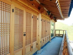 特级套房, 2 间卧室, 简易厨房, 山景 | 浴室 | 淋浴设施、吹风机、毛巾、洗发水
