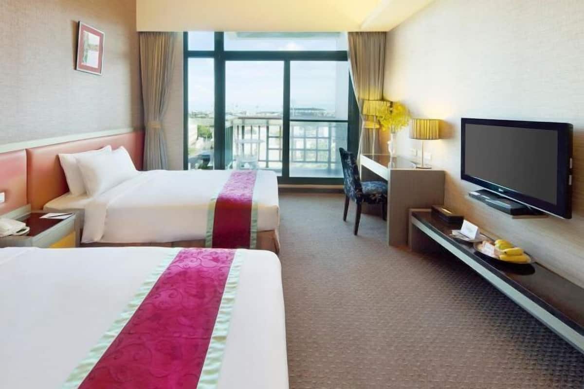 Premium bedding, in-room safe, desk, blackout drapes
