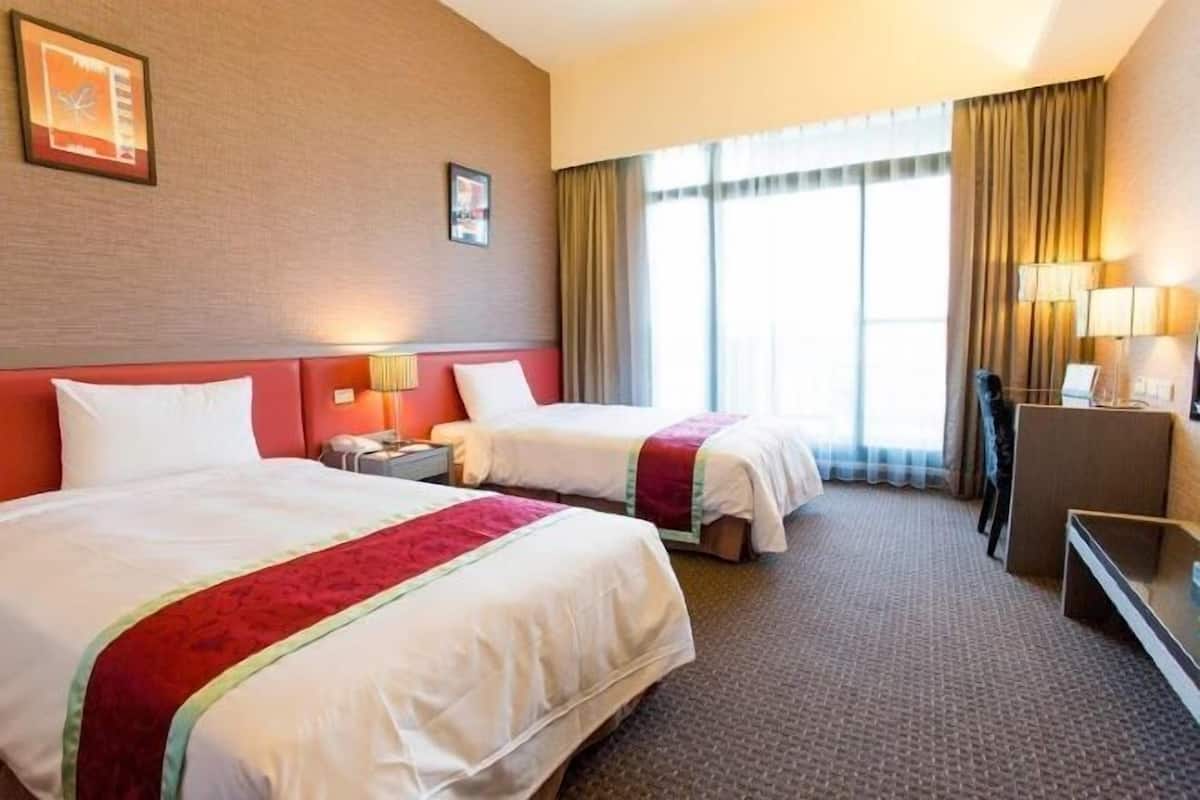 Premium bedding, in-room safe, desk, blackout drapes