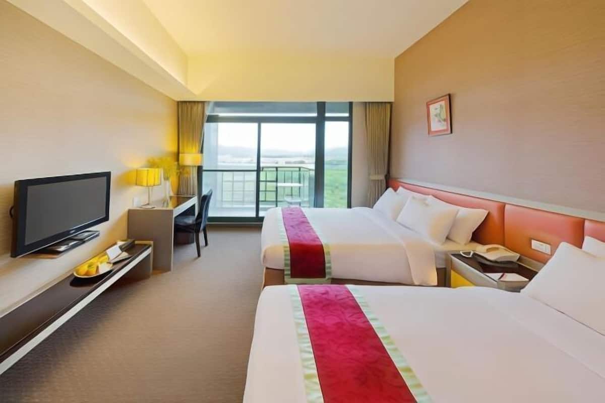 Premium bedding, in-room safe, desk, blackout drapes