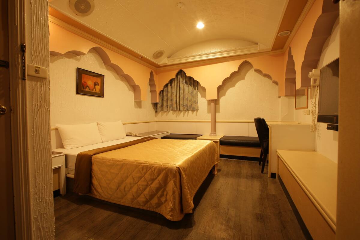 Kamar Double Standar | Meja kerja, tempat tidur lipat/tambahan, dan Wi-Fi gratis