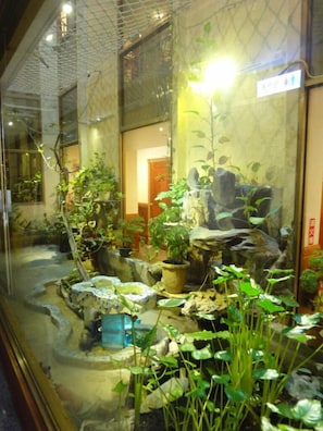 Banheira de imersão, secador de cabelo, chinelos, toalhas de banho