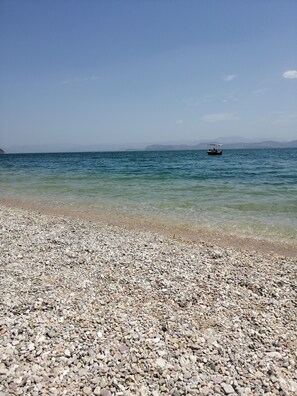 Plage, chaises longues, serviettes de plage