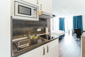 Superior Apartment Cathedral View | Private kitchenette | Full-size fridge, microwave, stovetop, espresso maker - Haus am Dom (Cologne)