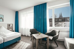 Apartment Comfort Cathedral View | Living area | Flat-screen TV - Haus am Dom (Cologne)