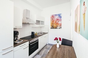 Departamento estándar, 2 habitaciones | Cocina privada | Refrigerador con congelador, microondas y parrilla de estufa 
