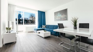 شقة - منظر للمدينة (3 rooms) | منطقة المعيشة | تلفزيون بشاشة مسطحة