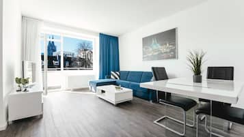 Íbúð - borgarsýn (3 rooms) | Stofa | Flatskjársjónvarp